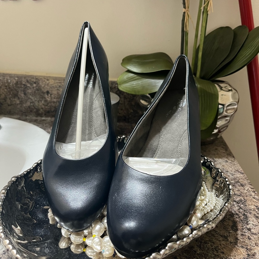 12 Wide Navy Aerosole pumps never worn perfect shoe for dresses or jeans